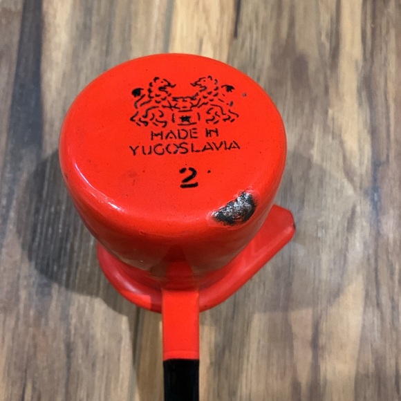 Vintage enamelware ladle showing some wear from Yugoslavia - Picture 3 of 4
